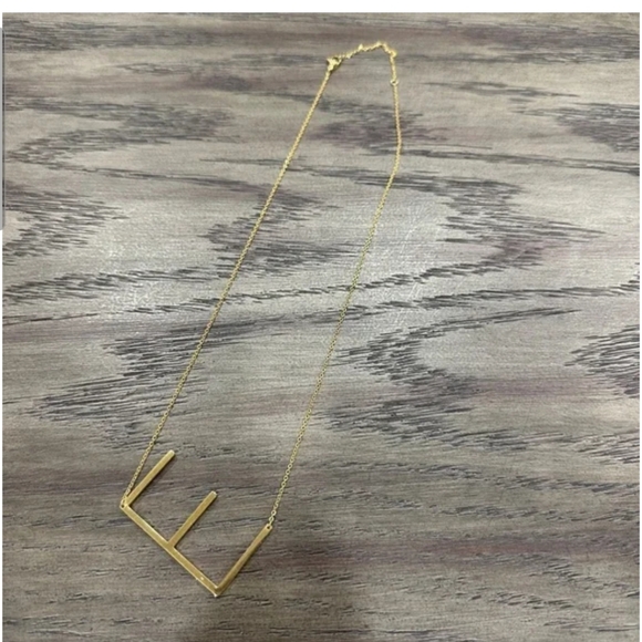 Elegant Gold Tone E Necklace - Picture 1 of 3